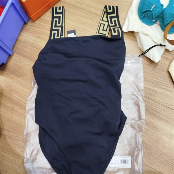 Áo tắm Versace đen chữ vàng KG+