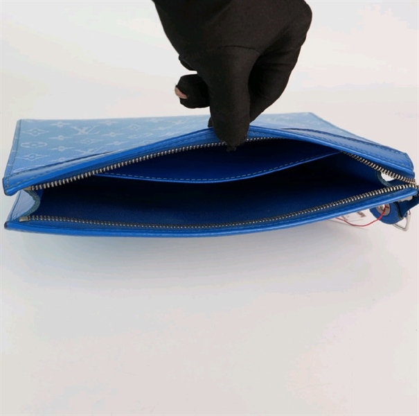 Túi LV in hình đám mây nền xanh - TB +