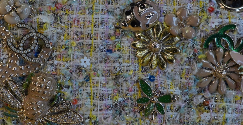 Túi Chanel Classic bạc đính charm KG+