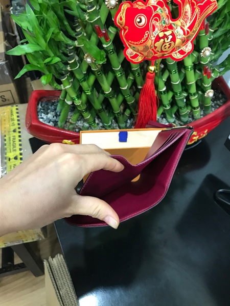 Ví LV Gập 3 Nút Đỏ+