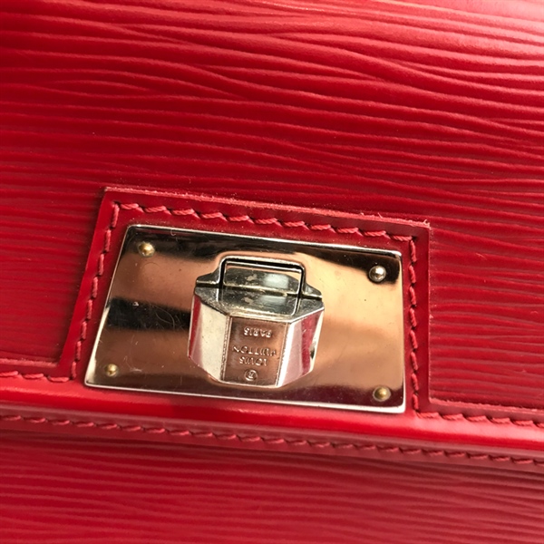 Túi LV đỏ da cứng hình thoi +