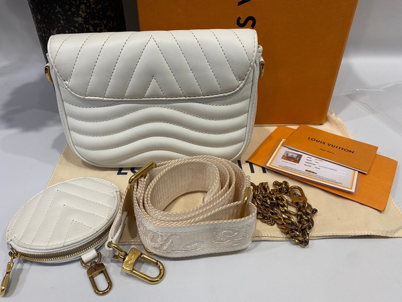 Túi LV trắng kèm charm KG+