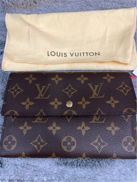 Ví LV nâu dài nắp nút vàng+