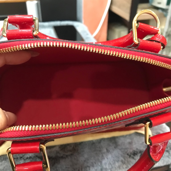 Túi Alma đỏ bóng dust vàng kèm ổ chìa +