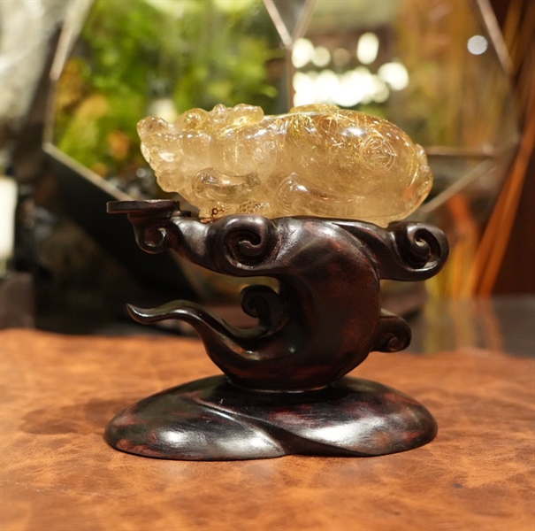 Cụ Tỳ Hưu thạch anh tóc vàng 987478 - CÓ ĐẾ +