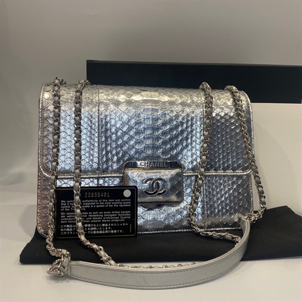 Túi Chanel bạc da rắn KG+