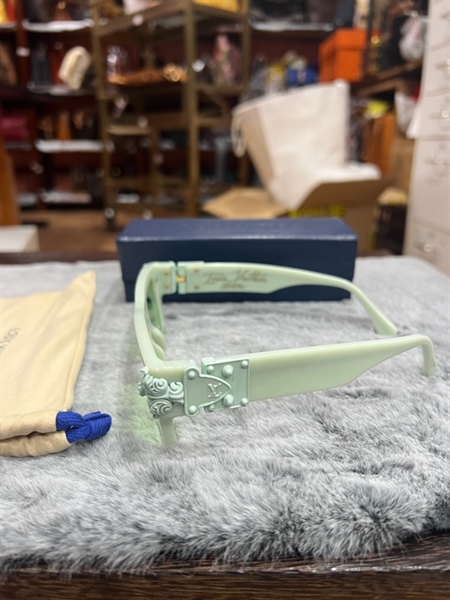 Kính LV xanh lơ có chữ lv mặt trong gọng +