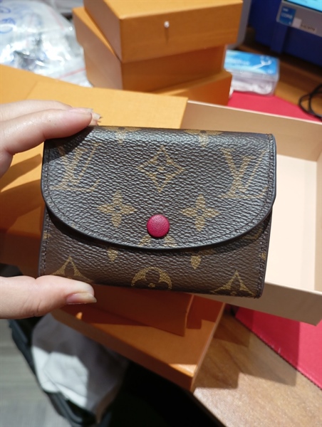 Ví LV card hoa nâu nút đỏ +