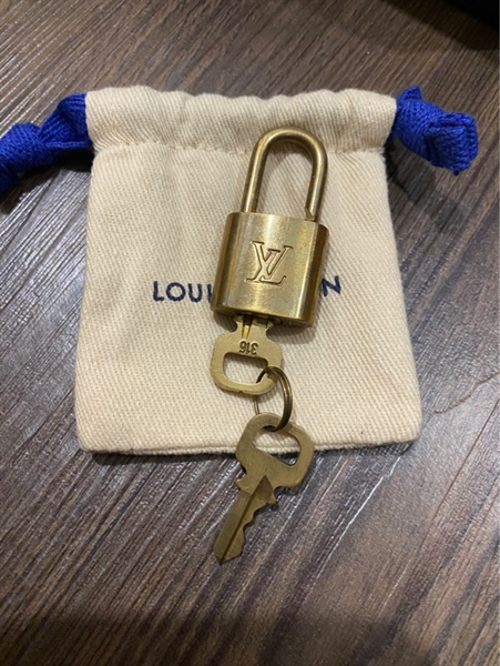 Ổ khoá + chìa LV KG+