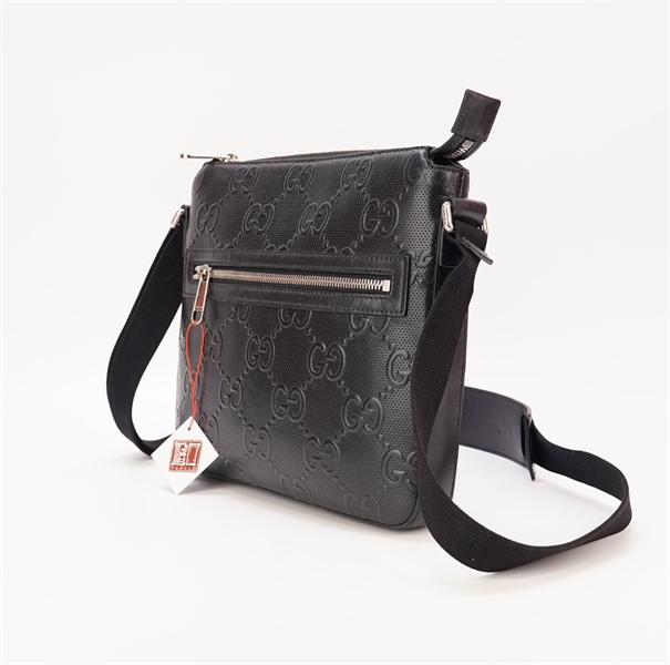 Túi Đeo chéo GG nam màu đen vân nổi +