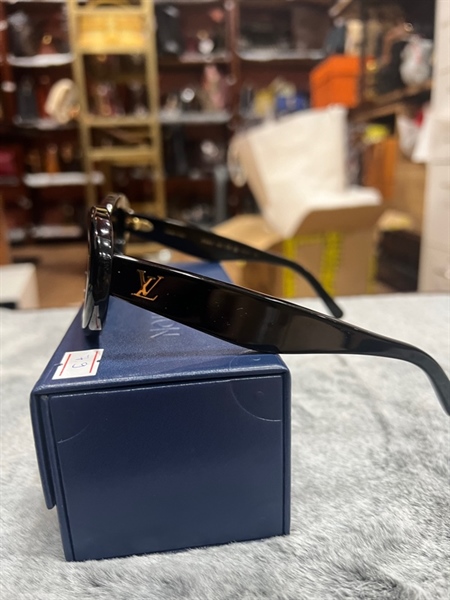 Kính LV đen mắt mèo chữ Lv ở gọng +