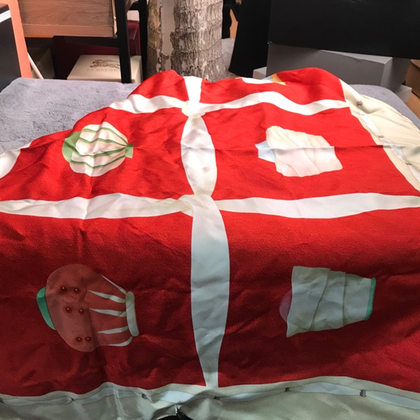 Khăn Bvlgari đỏ phối vàng kem KG+