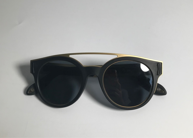 Kính Givenchy đen gọng vàng có chữ KG+