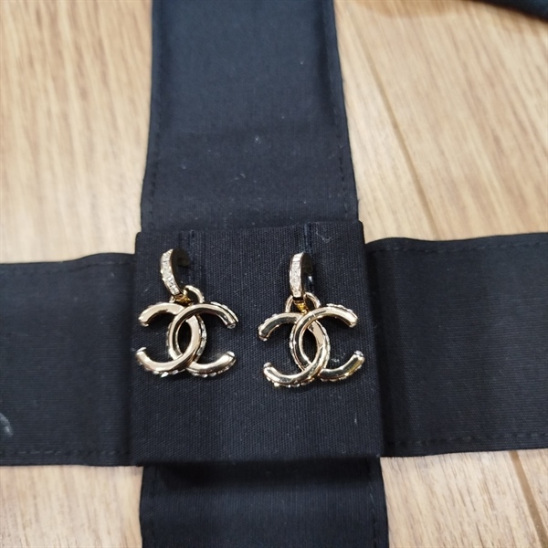 Bông tai Chanel logo CC +