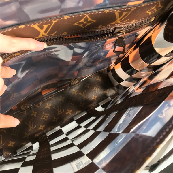 Túi LV đứng trong +