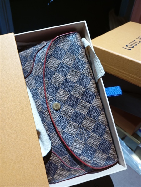 Ví LV dài ô vuông nâu lòng đỏ+