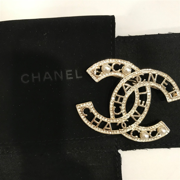 Cài áo Chanel KG+
