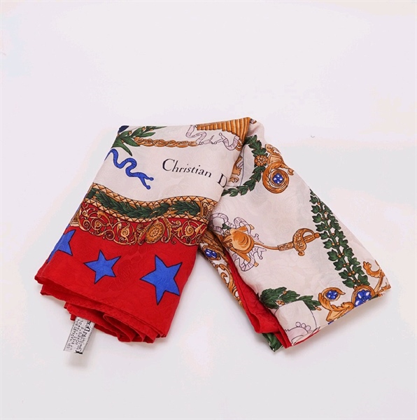 Khăn Dior màu đỏ KG+