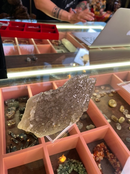 Đá thạch anh trắng ngà phủ đen +