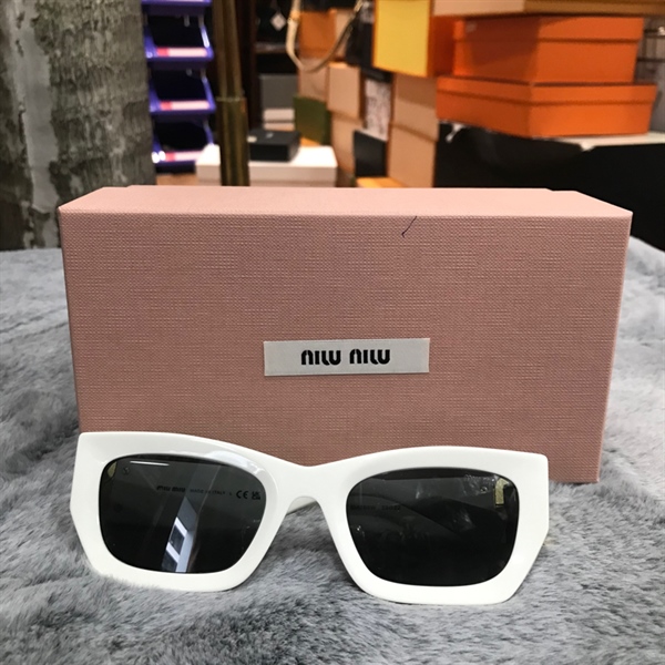 Kính MiuMiu gọng trắng chữ vàng kG+