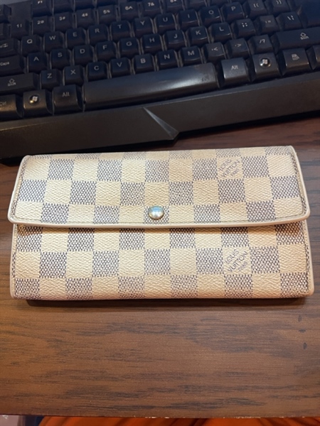 Ví LV ô vuông xám trắng nút vàng TB+