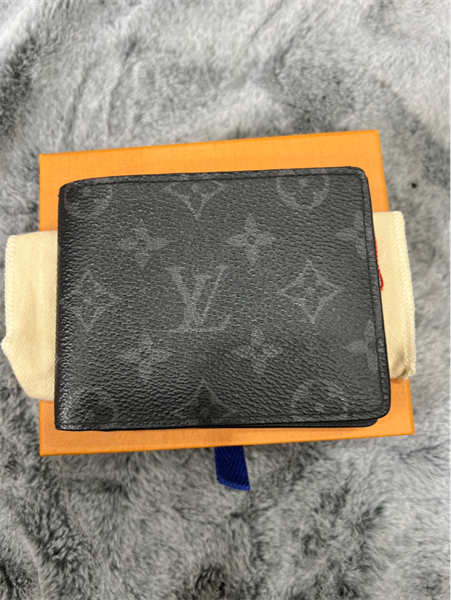 VÍ LV gập 2 nam hoa đen +