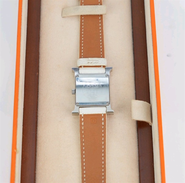 Đồng hồ Hermes mặt xuông dây da trắng KG+