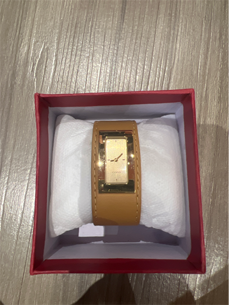 Đồng hồ GC mặt chữ nhật quai da nâu viền vàng KG+