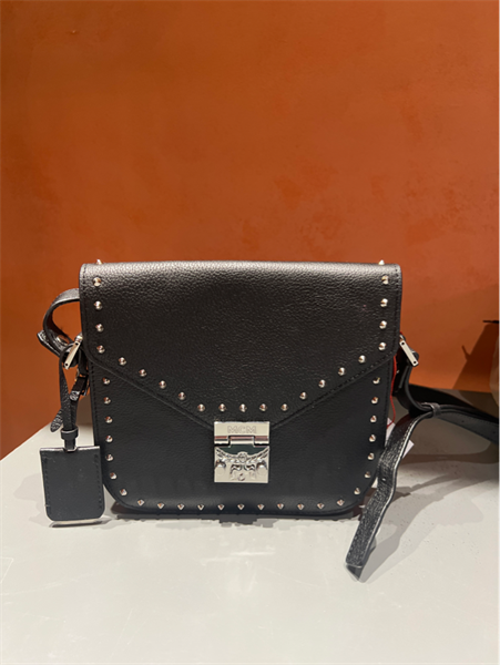 Túi MCM viền đinh đen ++