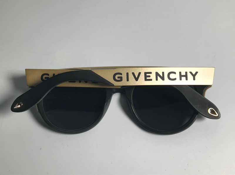 Kính Givenchy đen gọng vàng có chữ KG+