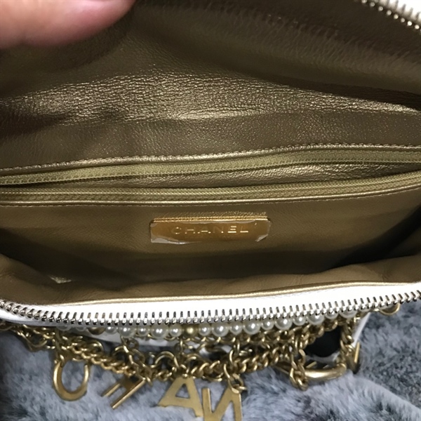 Túi Chanel Belbag trắng dây xích vàng KG+