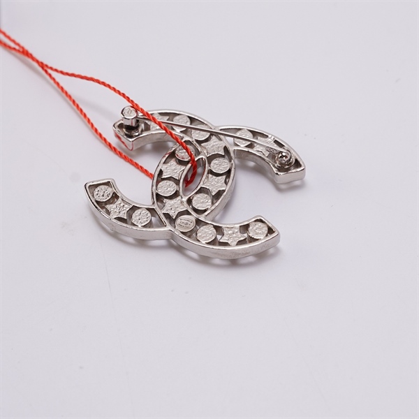 Cài áo Chanel đính hạt ngọc +