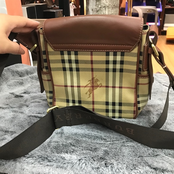 Túi đeo chéo BBR sọc vàng phối da nâu +