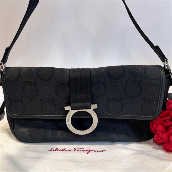 Túi Salvatore đen khoá tròn bạc KG+