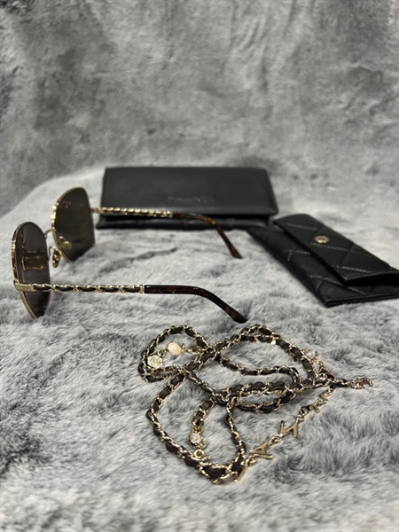 Kính chanel đen +day xích da có box +