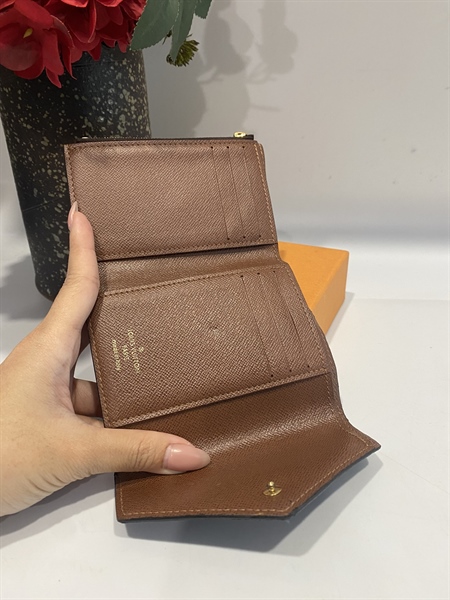 Ví Lv nút vàng kim loại +