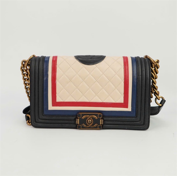 Túi Chanel đen trắng sọc đỏ size 22++