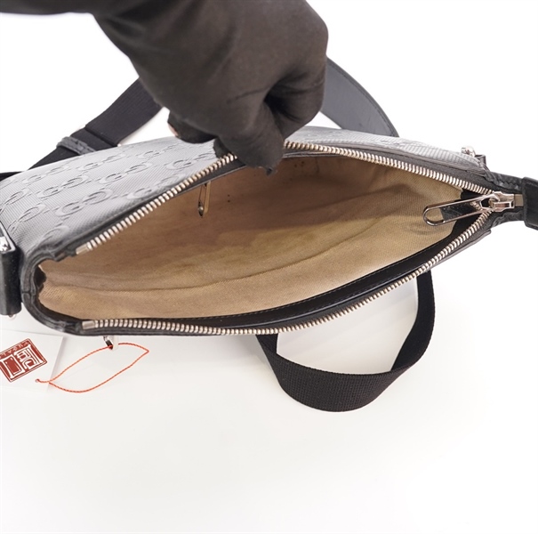 Túi Đeo chéo GG nam màu đen vân nổi +