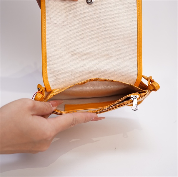 Túi Goyard đeo chéo màu vàng TB+