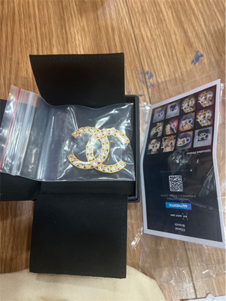 Cài áo chanel vàng full đá+