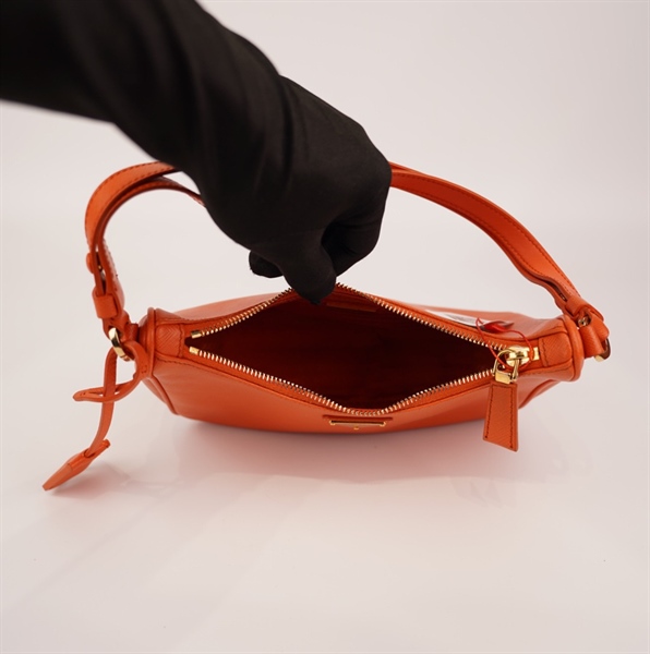 Túi Prada kẹp nách vân cam KG+