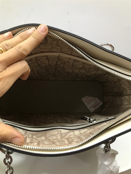 Túi CK Xám Họa Tiết Hoa Kèm Charm KG+