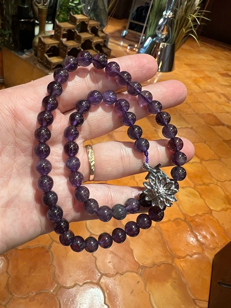 Vòng chuỗi thạch anh tím đính charm hoa +