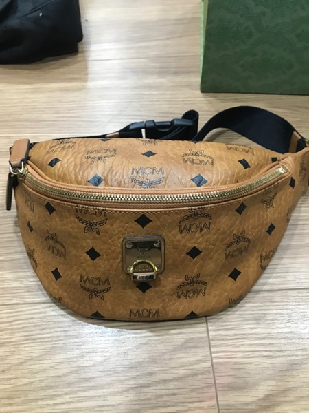 Túi bao tử MCM nâu vàng +