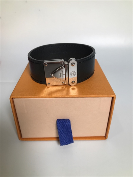 Vòng tay LV đen KG+