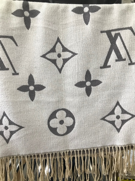 Khăn LV Trắng Họa Tiết+