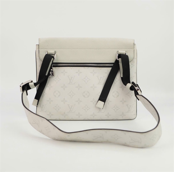 Túi LV đeo chéo hoa trắng size 22 ++