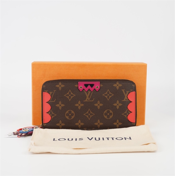 Ví dài LV hoa nâu lòng hồng khoá có charm+