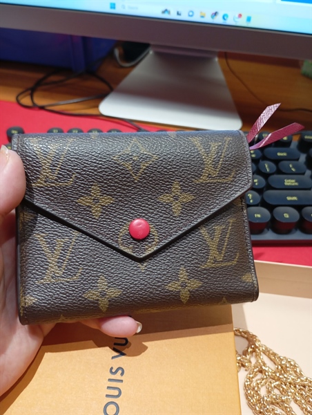 Ví LV hoa nâu gập 3 nút đỏ +