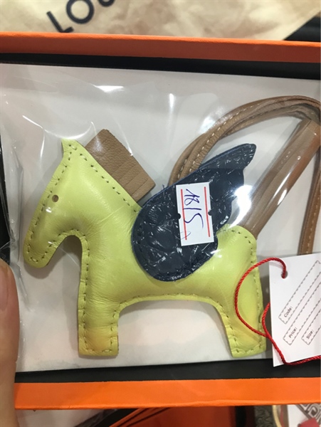 Charm Ngựa Vàng Chanh Quai Nude+